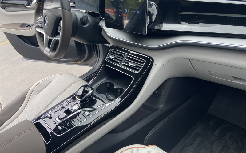 又黑又亮的汽車裝飾板用的是什么塑料？