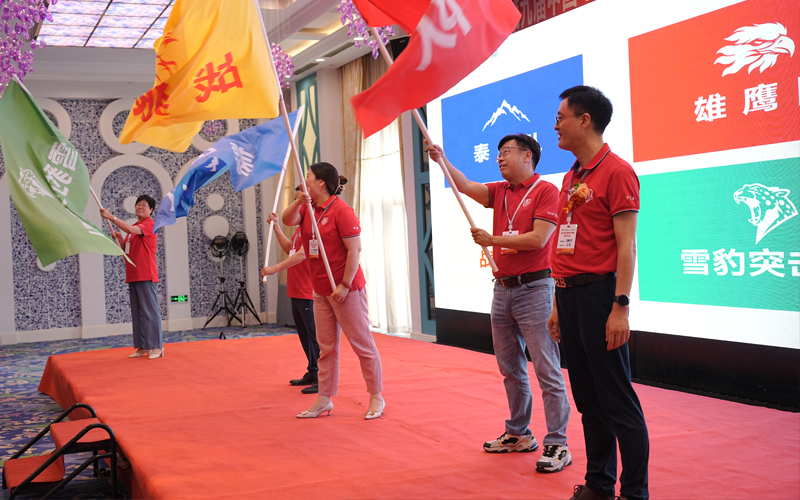 第九屆牛商爭(zhēng)霸賽山東戰(zhàn)區(qū)指導(dǎo)員、山東牛商匯會(huì)長(zhǎng)、青島中新華美總經(jīng)理王東先生為山東戰(zhàn)區(qū)各戰(zhàn)隊(duì)授戰(zhàn)旗