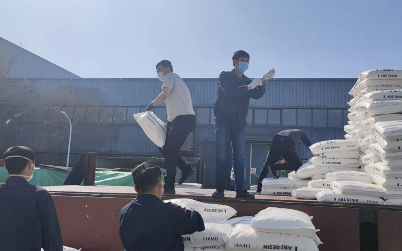 為落實封閉式管理，謝絕了外包裝卸隊入場，3月14日青島中新華美總經(jīng)理助理韓學林、張彩城親自帶領同事裝卸物料200余噸