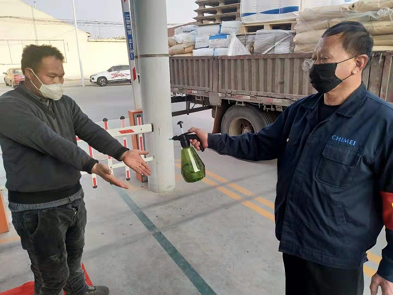 進(jìn)入公司人員進(jìn)出測溫、消毒--中新華美改性塑料