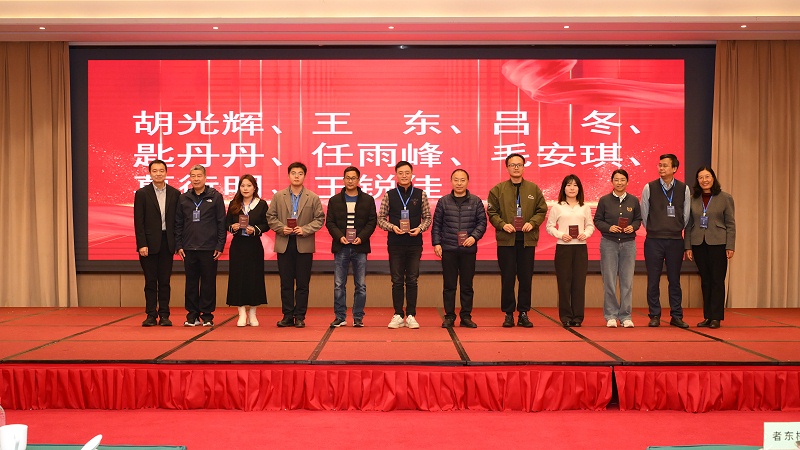 青島中新華美塑料有限公司總經理王東等三人被聘請為副主任委員和委員。