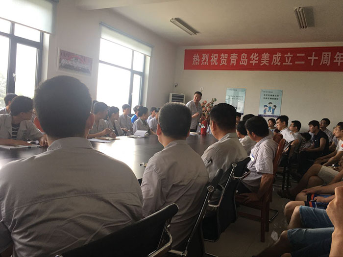 副總經理張炳訓現(xiàn)場操作示范滅火器的使用方法