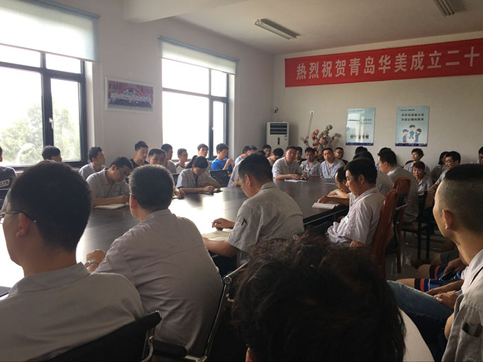 副總經理張炳訓在會議現(xiàn)場講解安全生產知識