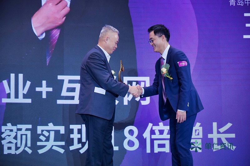 中國(guó)生產(chǎn)力促進(jìn)中心協(xié)會(huì)常務(wù)理事長(zhǎng)、秘書長(zhǎng)申長(zhǎng)江先生（左），為青島中新華美塑料有限公司總經(jīng)理王東先生（右）頒獎(jiǎng)