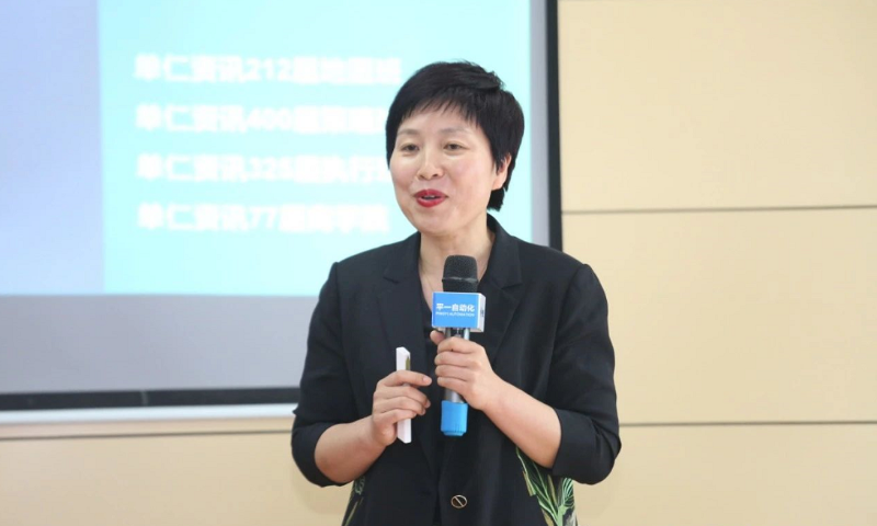 （青島牛商匯執(zhí)行會長、諸城市宏利圣得環(huán)?？萍加邢薰究偨?jīng)理-李秀梅做分享）