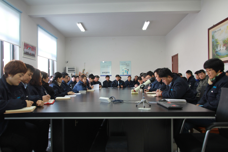 公司總經(jīng)理王東先生強(qiáng)調(diào)公司要對(duì)每一位員工負(fù)責(zé)、對(duì)公司負(fù)責(zé)，公司要安全生產(chǎn)，各個(gè)工段不違規(guī)操作，以及可能存在的安全隱患，安全第一。