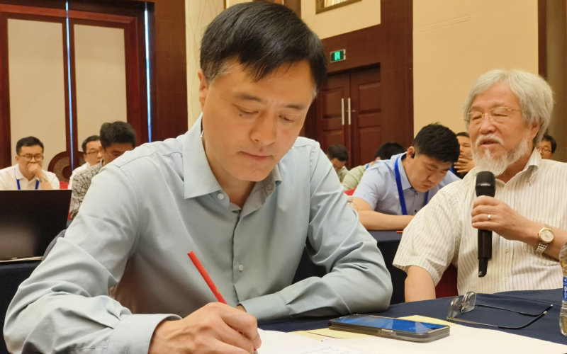 《塑料工業(yè)》理事會副理事長、第10屆編委會編委、青島中新華美總經(jīng)理王東