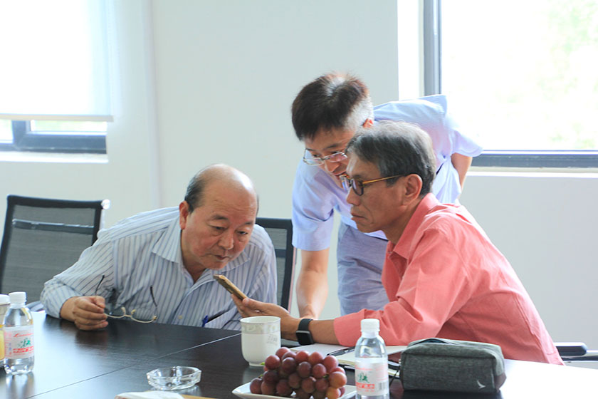 公司副董事長、臺灣奇美研發(fā)總處薛東弼副總經(jīng)理做技術(shù)指導(dǎo)